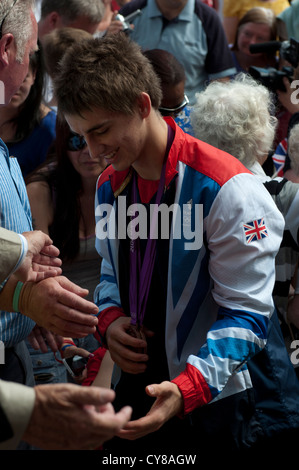 2 x Bronzemedaille männlichen Gymnastik, Max Whitlock erhält ein herzliches Willkommen in seine Heimatstadt Hemel Hempstead, Hertfordshire Stockfoto