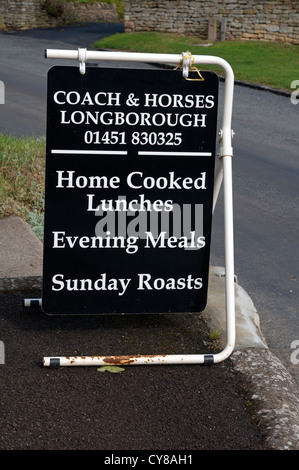 Melden Sie sich außerhalb der Coach und Pferde Pub, Longborough, Gloucestershire, UK Stockfoto