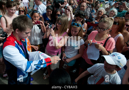 2 x Bronzemedaille männlichen Gymnastik, Max Whitlock erhält einen herzlichen Empfang in seiner Heimatstadt von Hemel Hempstead, Hertfordshire Stockfoto