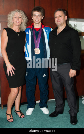 2 x Bronzemedaille männlichen Gymnastik, Max Whitlock erhält einen herzlichen Empfang in seiner Heimatstadt von Hemel Hempstead, Hertfordshire Stockfoto