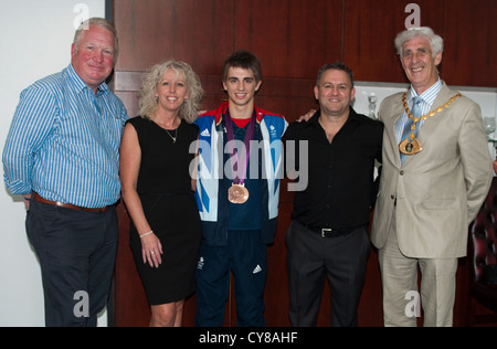 2 x Bronzemedaille männlichen Gymnastik, Max Whitlock erhält einen herzlichen Empfang in seiner Heimatstadt von Hemel Hempstead, Hertfordshire Stockfoto