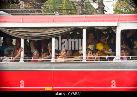 Horizontale Ansicht eines belebten lokalen Busses mit Passagieren vollgestopft während der Hauptverkehrszeit. Stockfoto