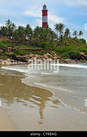 Vertikale Ansicht von rot-weiß gestreiften Vizhinjam Leuchtturm am Leuchtturm Strand von Kovalam, Kerala. Stockfoto