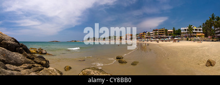 Horizontale (2 Bild Heftung) Panorama über Leuchtturm Strand in Kovalam, Indien. Stockfoto