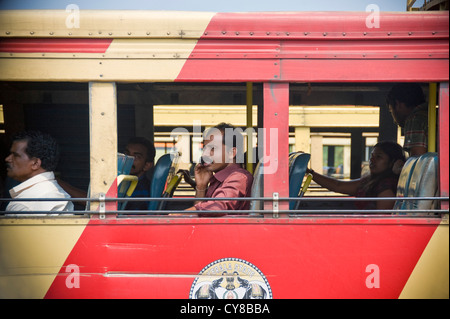 Horizontale Ansicht eines beschäftigt lokalen Busses mit einem Passagier auf seinem Handy zu sprechen. Stockfoto