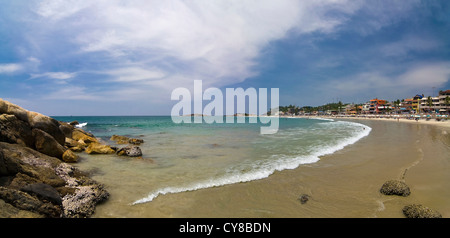 Horizontale (2 Bild Heftung) Panoramablick über die Bucht am Strand Leuchtturm in Kovalam, Indien. Stockfoto