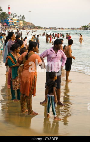 Vertikale Ansicht von Menschen entspannen am Strand von Hawa oder Evas in der Abendsonne in Kovalam. Stockfoto