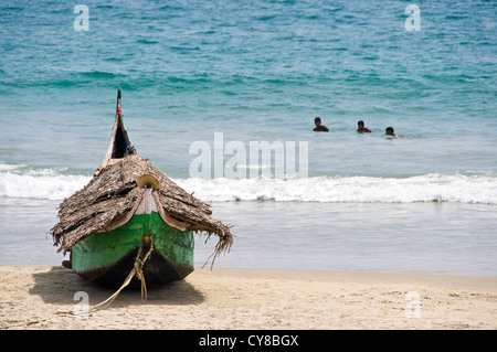 Horizontal von einem hölzernen Fischerboot am Strand von Kovalam, Indien nicht gebräuchlich. Stockfoto