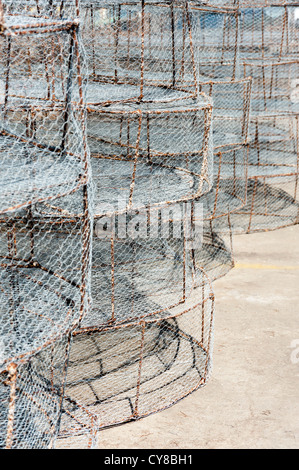 Draht-Fischernetze oder Körbe gestapelt auf den Hafen von Puerto de Mogan Gran Canaria Kanaren Spanien Stockfoto