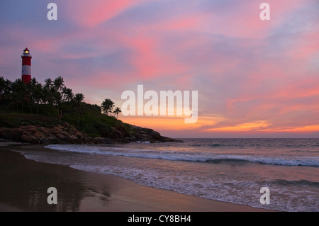 Horizontale Ansicht über Lighthouse Beach während eines spektakulären Sonnenuntergangs in Kovalam, Indien. Stockfoto