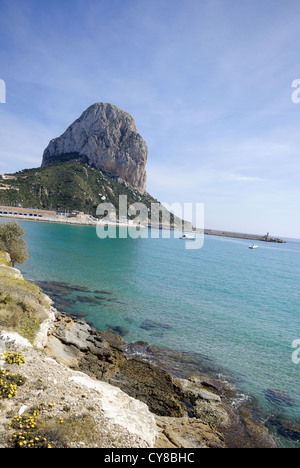 Blick auf Calpe Felsen (Peñón de Ifach) von Calpe, Spanien Stockfoto