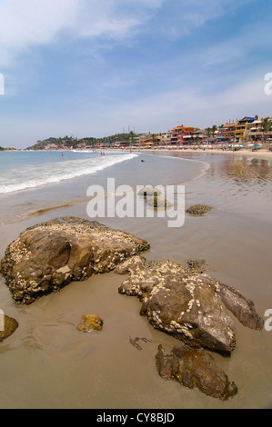 Vertikale Landschaft Leuchtturm Strand in Kovalam, Indien. Stockfoto