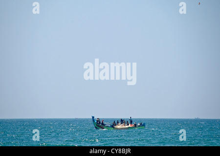 Horizontale Ansicht eines Fischerbootes arbeiten im arabischen Meer an einem schönen Tag. Stockfoto