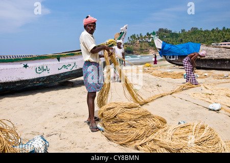 Horizontale Porträt der Fischer ihre Netze am Strand von Kovalam, Kerala beibehalten. Stockfoto