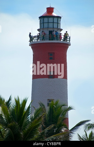 Vertikale Ansicht von Touristen auf die Vizhinjam Leuchtturm am Leuchtturm Strand von Kovalam, Kerala. Stockfoto