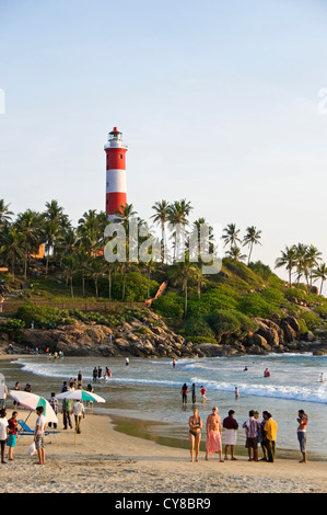 Vertikale Ansicht von Menschen entspannen am Leuchtturm Strand von Kovalam. Stockfoto