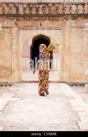 Lokale Frau tragen helle Kleidung am Palast Mann Singh ich in Amer / Amber Fort in Jaipur, Rajasthan, Indien Stockfoto