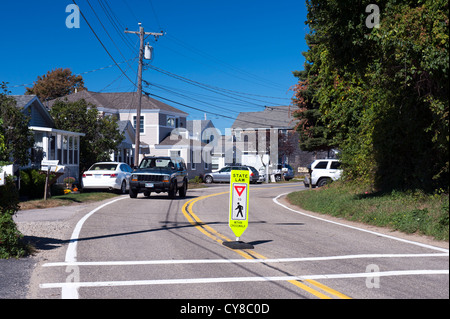 "Ausbeute für Fußgänger innerhalb Zebrastreifen" Zeichen in Wells Beach, Maine, USA. Stockfoto