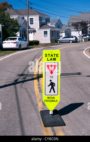 "Ausbeute für Fußgänger innerhalb Zebrastreifen" Zeichen in Wells Beach, Maine, USA. Stockfoto
