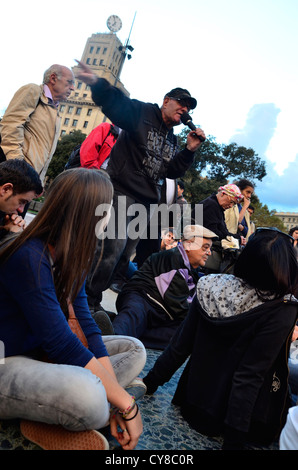 Montage 15M Indignados vor Generalstreik an einem Sonntag Abend in Plaça Catalunya Stockfoto