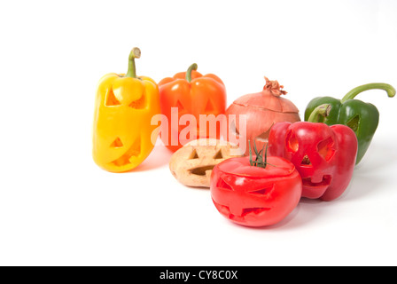Halloween Gesichter geschnitzt in Zwiebel, Tomate, Kartoffel und Paprika Gemüse statt Kürbis bilden spezielle Jack-o-Laternen. Stockfoto