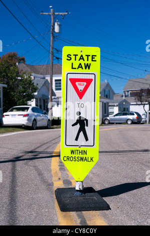 "Ausbeute für Fußgänger innerhalb Zebrastreifen" Zeichen in Wells Beach, Maine, USA. Stockfoto