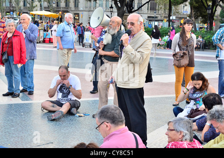 Montage 15M Indignados vor Generalstreik an einem Sonntag Abend in Plaça Catalunya Stockfoto