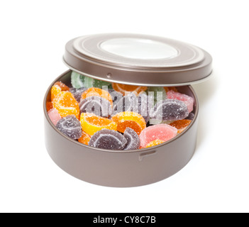 Bunte Jelly Bonbons in Blechdose, auf weißem Hintergrund Stockfoto