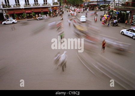 Der Verkehr in der Altstadt von Hanoi in Vietnam in Fernost Südostasien. Rush Geschwindigkeit Inspiration Aufregung Street Scene Verkehrsmittel Stockfoto