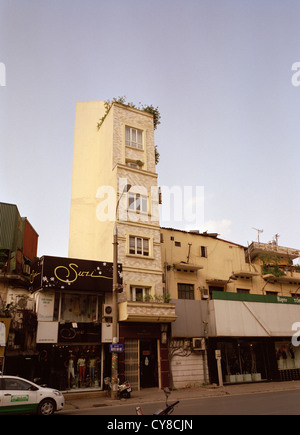 Französisch-kolonialen Architektur in der Altstadt von Hanoi in Vietnam in Fernost Südostasien. Stadt Gebäude Haus Gehäuse Apartment Block Style Home Reisen Stockfoto