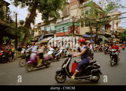 Chaotisch Leben auf der Straße den Verkehr in der Altstadt von Hanoi in Vietnam in Fernost Südostasien. Szene Verkehr Menschen Lifestyle Viertel Stadt Reisen Stockfoto