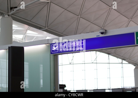 Hong Kong International Airport Eintritt in alle Flugsteige.  Zeichen ist in Englisch und Chinesisch (traditionell). Stockfoto