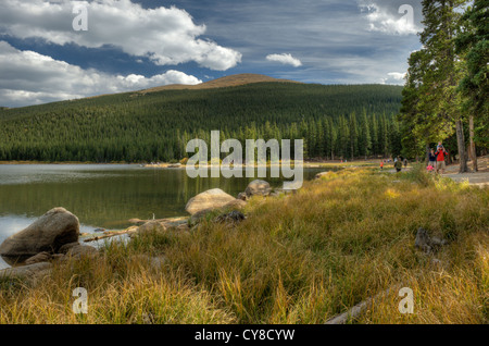 Colorados Echo Lake, eine der Eigenschaften der Denver Mountain Parks, an einem schönen Herbsttag Stockfoto