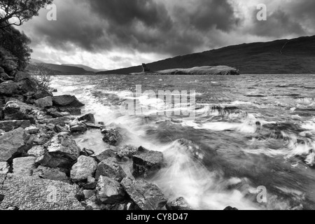 Loch Assynt mit Ardwreck Burg in der Ferne, Sutherland Stockfoto