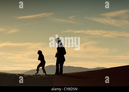 Mutter und Tochter Silhouetten in der Wüste Sahara Stockfoto