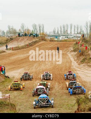 Kleiner Buggy Test Rennen. Karts am Start. Stockfoto