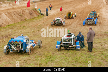 Kleiner Buggy Test Rennen. Karts am Start. Stockfoto