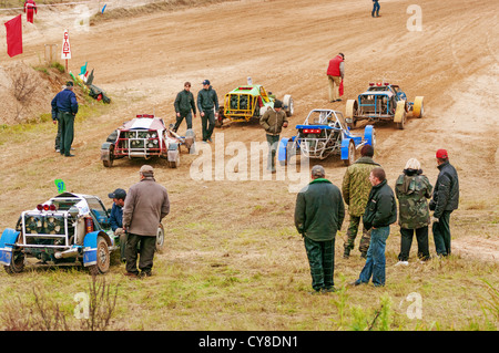 Kleiner Buggy Test Rennen. Karts am Start. Stockfoto