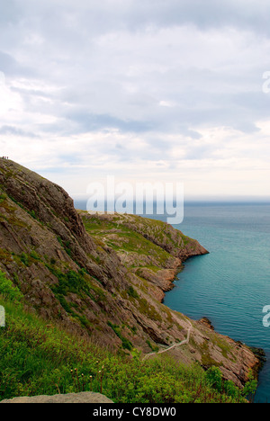 Eine Gruppe von Menschen blicken auf einen steilen Abschnitt des Signal Hill Trail, St. John's, Neufundland (Kanada National Historic Site) Stockfoto