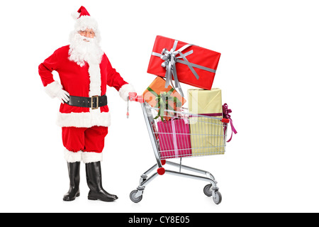 Santa Claus schob ein shopping Warenkorb voller Geschenke isoliert auf weißem Hintergrund Stockfoto