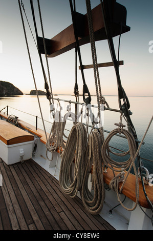 Details der Segel Takelage auf der historischen hohen Schiff 'Zodiac' mit Puget Sound, Washington State im Hintergrund. Stockfoto