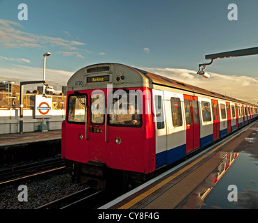 Hammersmith & City Line u-Bahn Ankunft im Shepherds Bush Market Station, Shepherds Bush, London, England, UK Stockfoto