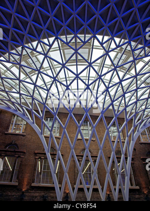 Innere des Kings Cross Railway Station zeigt restaurierte Dach, London Borough of Camden, London, England, Vereinigtes Königreich Stockfoto