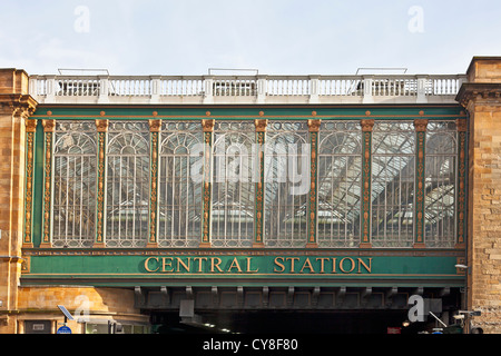 Detail der Venezianischen Stil windows auf der Heilanman Regenschirm, die Eisenbahnbrücke in Hauptbahnhof von Glasgow, Schottland, Großbritannien Stockfoto