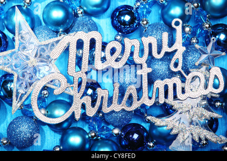 Blaue Weihnachtskugeln und Frohe Weihnachten. Stockfoto