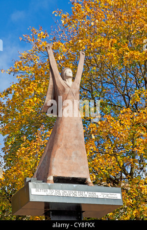 Lackierte GFK Statue 1979 von Dolores Ibárruri, La Pasionaria, von Arthur Dooley, am Clyde Street, Central Glasgow stilisiert. Stockfoto