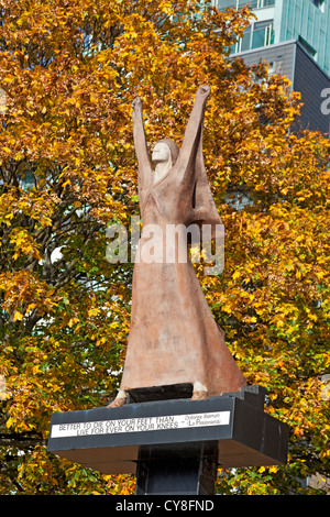 Lackierte GFK Statue 1979 von Dolores Ibárruri, La Pasionaria, von Arthur Dooley, am Clyde Street, Central Glasgow stilisiert. Stockfoto