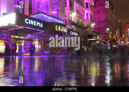 Empire Cinema Casino mit Menschen versammelten sich vor am Leicester Square in London Stockfoto