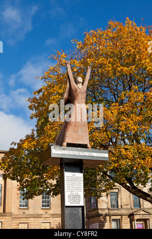 Lackierte GFK Statue 1979 von Dolores Ibárruri, La Pasionaria, von Arthur Dooley, am Clyde Street, Central Glasgow stilisiert. Stockfoto