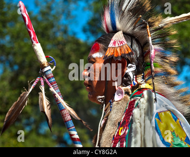 Chumash Mann gekleidet in traditionellen Insignien, Tanz an der 2012 Chumash-Inter-Tribal-Powwow in Santa Ynez Valley Stockfoto